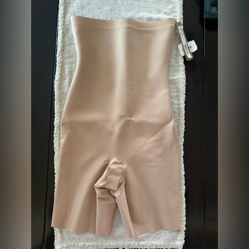 SKIMS Body High Wasted Mid Thigh Short Shapeware - Size M